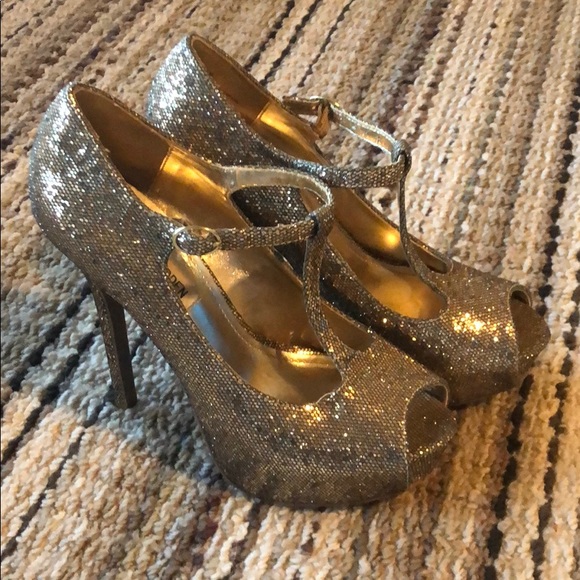 Steve Madden Shoes - Gold Pumps